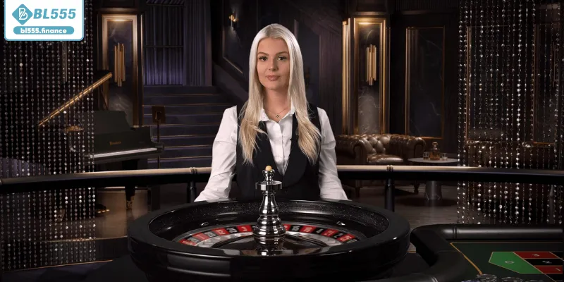 Dealer chia bài trực tiếp trong phòng chơi