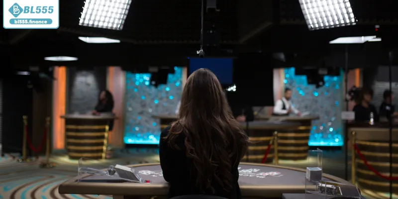 Người chơi theo dõi ván bài trực tuyến